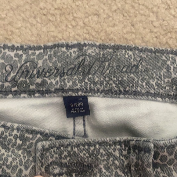 Universal thread sz 6 grey/taupe snake skinny’s - Picture 3 of 7